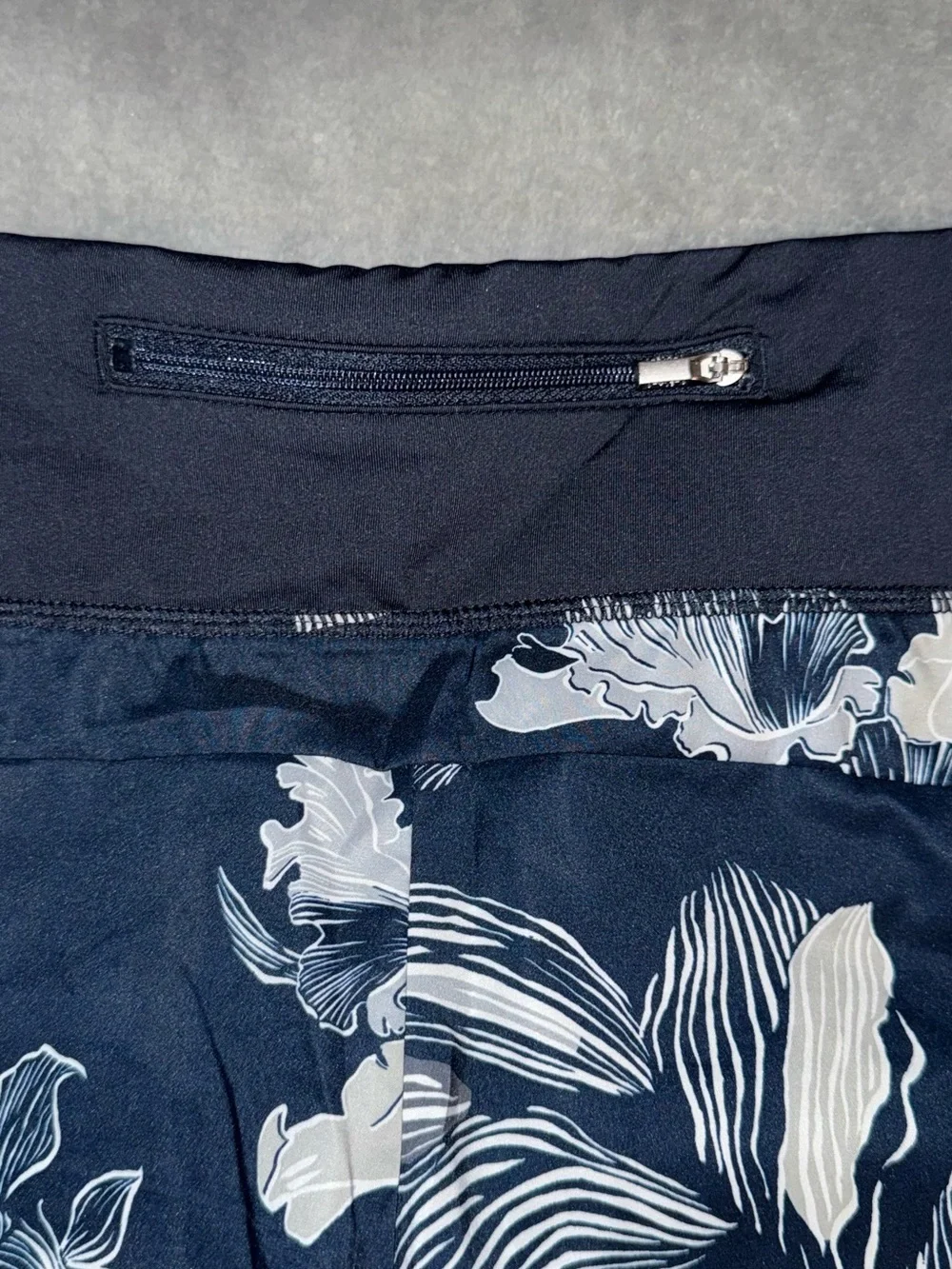 Athleta Laser Cut Running Shorts Floral Navy Blue and White Women’s Size Small